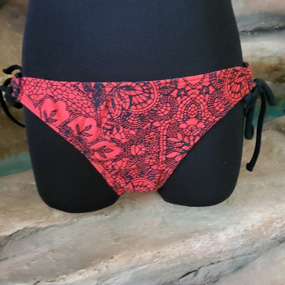 Bikini - Picture 3 of 6